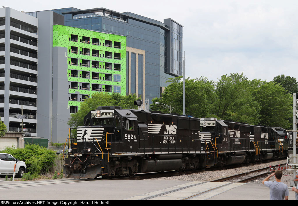 NS 5824 leads train E60